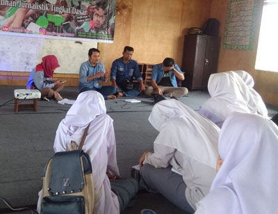 Goes to School, Komunitas Goresan Emas Inhil Beri Pelatihan Jurnalistik di MA Sabilah Muhtadin dan P